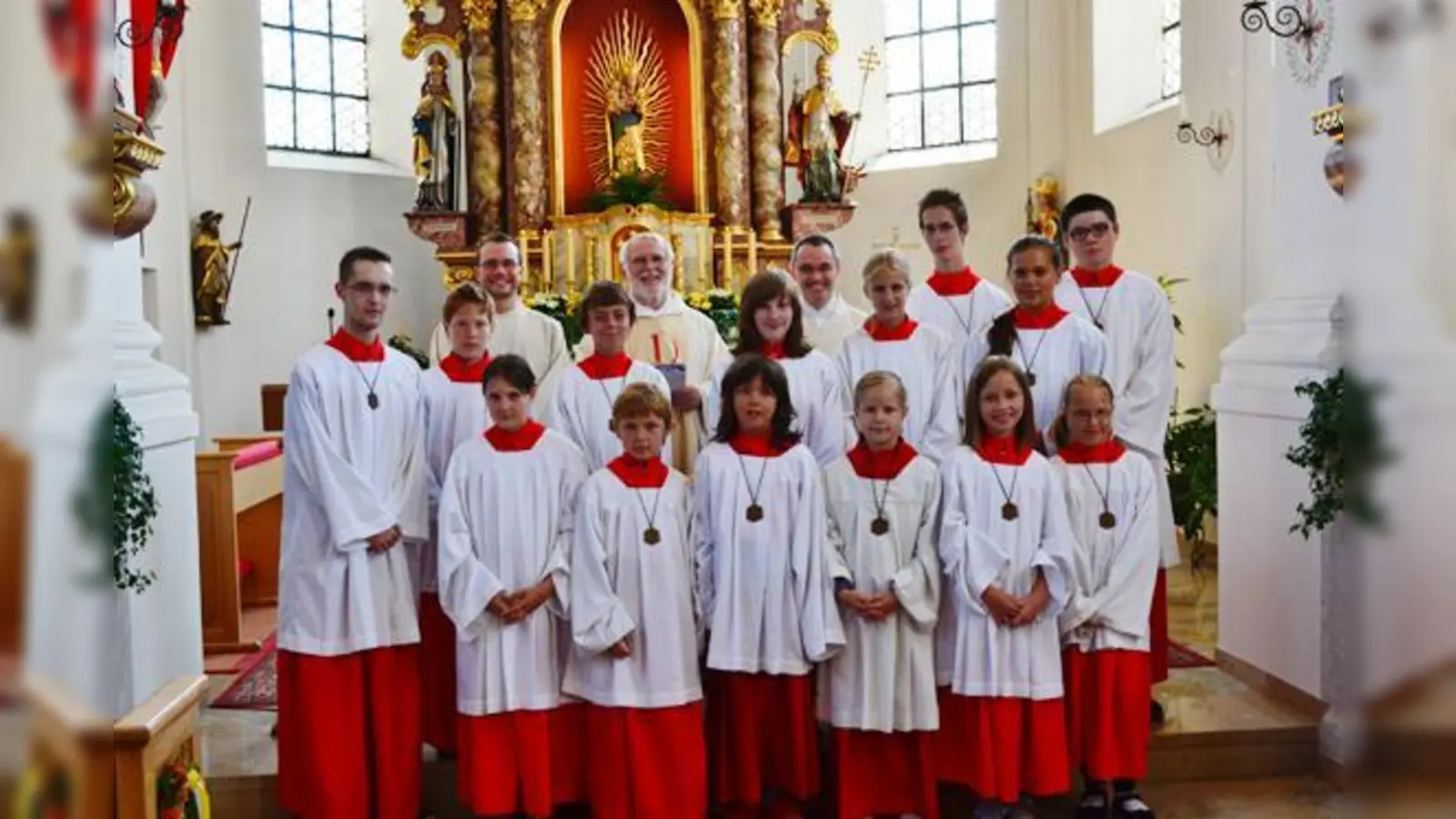Die Grasbrunner Ministranten sind eine wichtige Unterstützung im Gottesdienst.  (Foto: Privat)