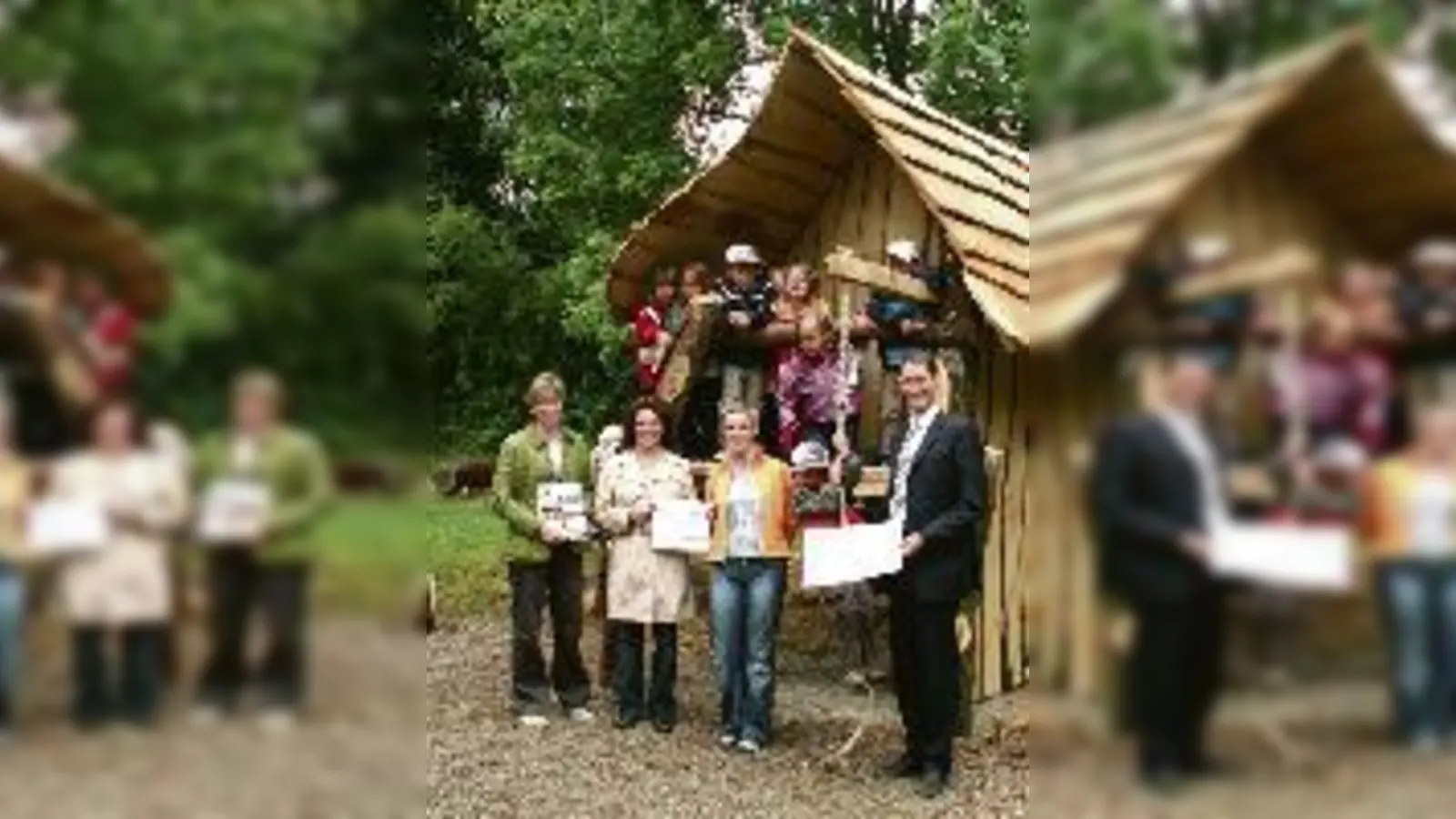 Mit vollem Einsatz bauten Bankangestellte ein Kinderspielhaus.  (Foto: VA)