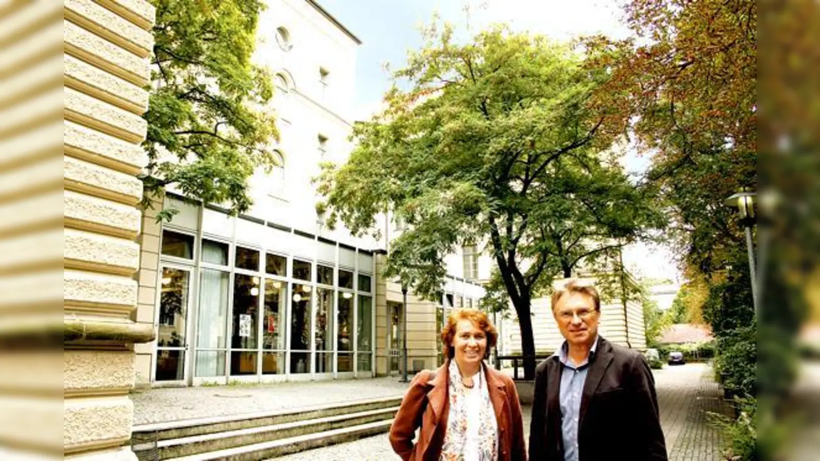 Beate Bidjanbeg und Hermann Huber vor dem Hauptgebäude der Wittelsbacherschule. Die Toiletten sollen 2012 wieder nutzbar sein. 	 (Foto: js)