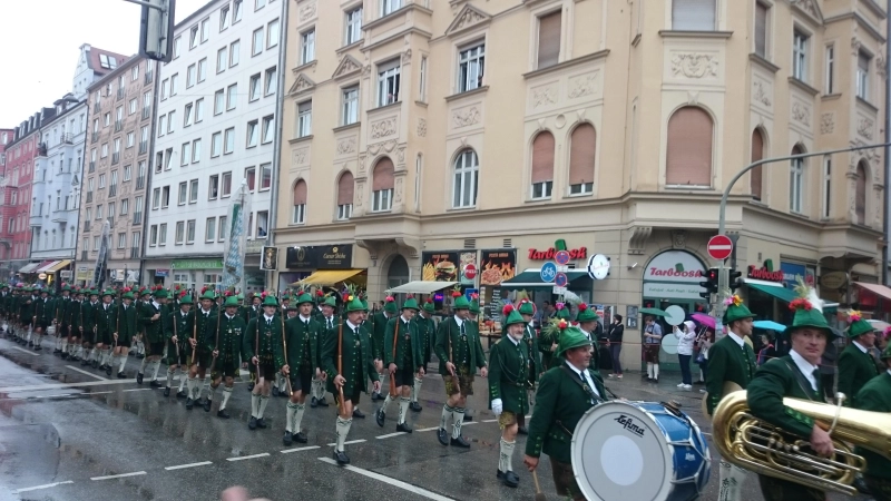 Der Trachten- und Schützenzug gehört seit 1948 zur festen Wiesntradition. Anders als auf dem Archivfoto wird am Sonntag übrigens bestes Spätsommerwetter erwartet.  (Foto: S. Dohl)