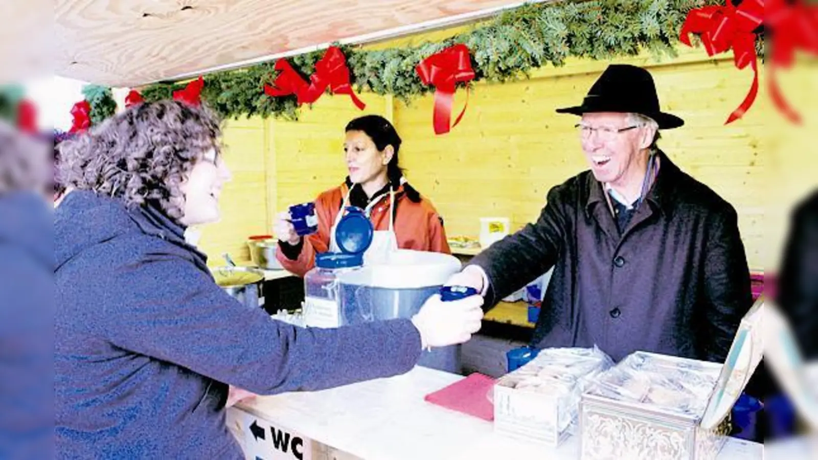 Glühwein und Anderl-Punsch sorgen für fröhliche Stimmung beim Markt von St. Andreas. 	 (Foto: VA)