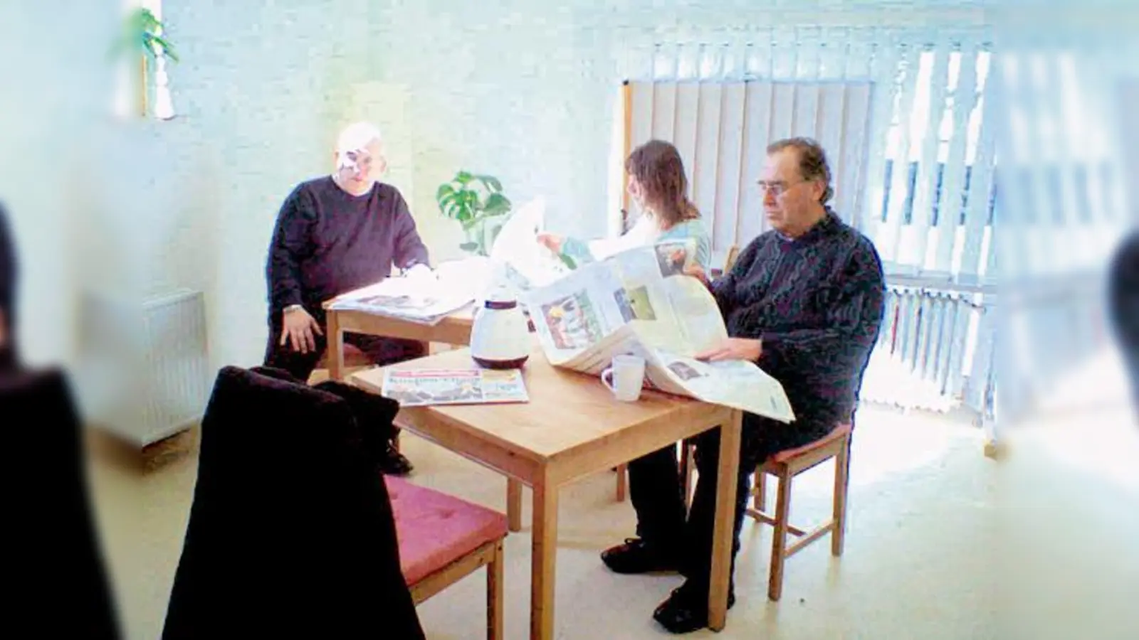 Zeitunglesen, Kaffeetrinken, ins Gespräch kommen  die ersten Treff-Besucher sind schon da.	 (Foto: Privat)