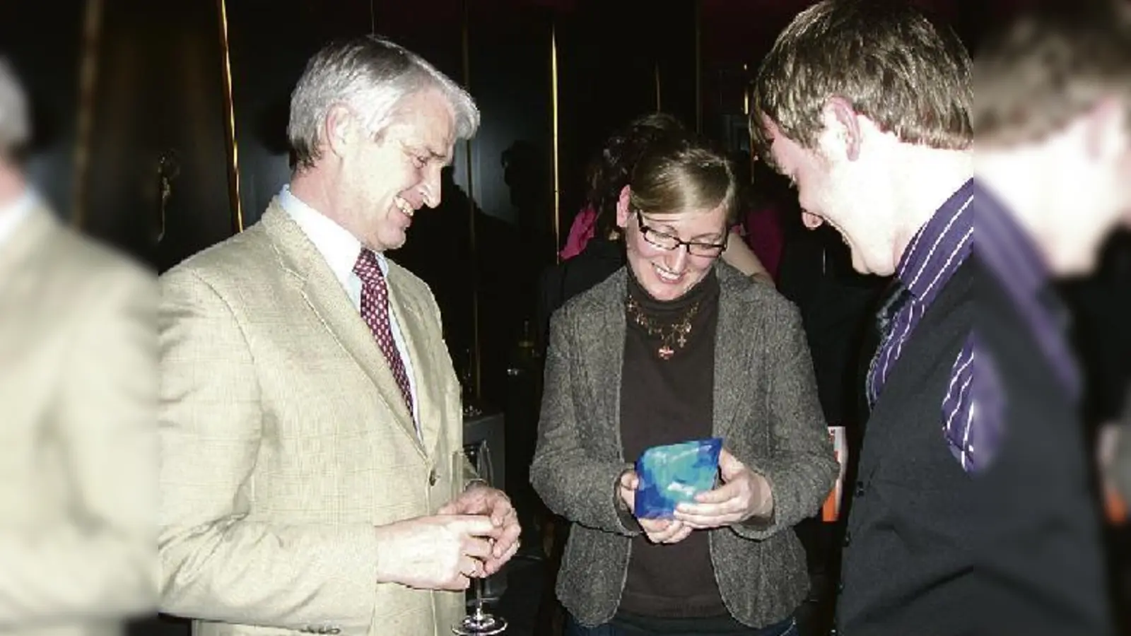HEV-Geschäftsführer Burkhard von Fritsch gratuliert zwei frisch gebackenen Business Managern. 	 (Fotos: HEV)