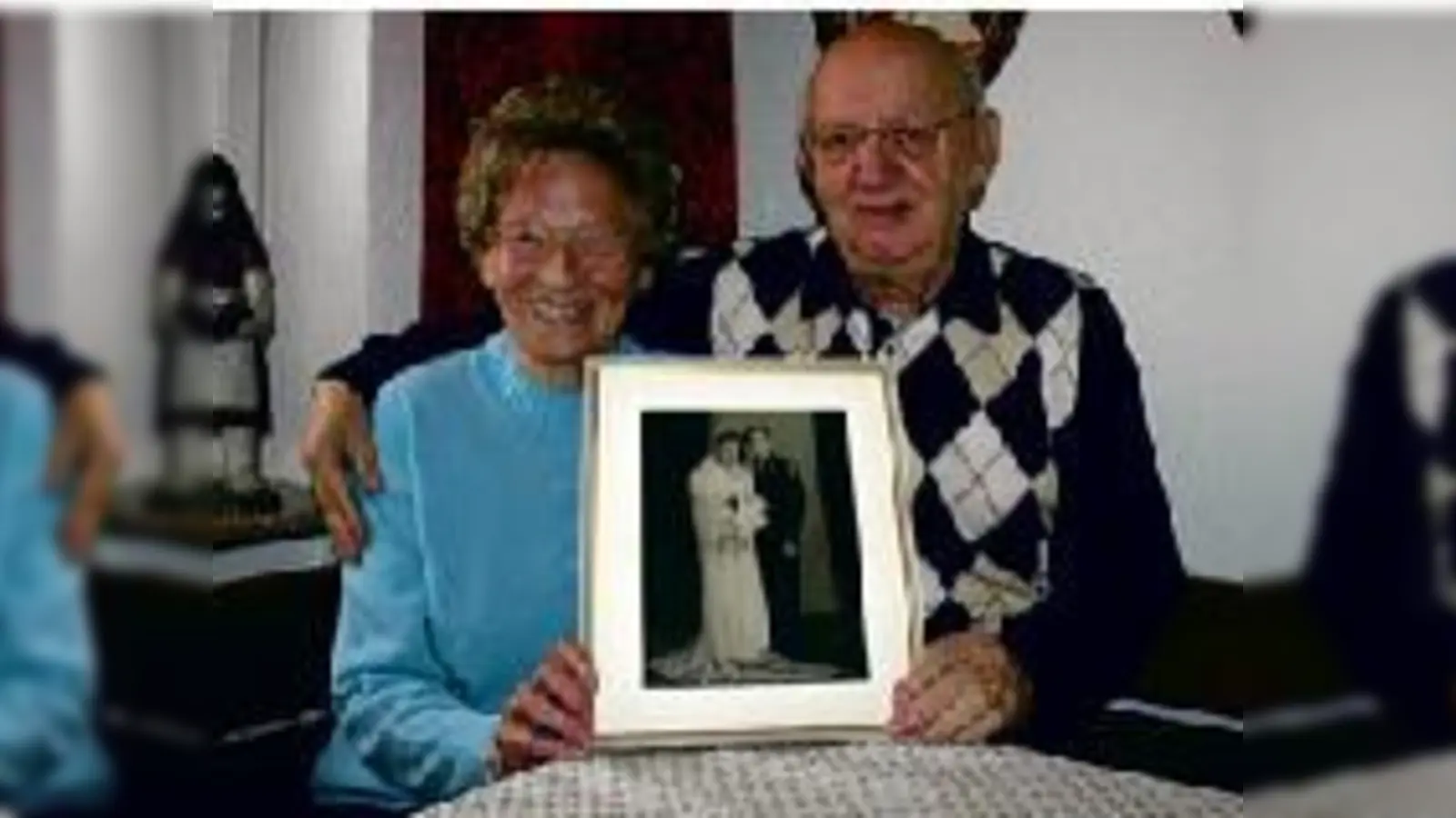 Erika und Richard Smith mit ihrem Hochzeitsfoto, das vor 60 Jahren geschossen wurde. 	 (Foto: wei)