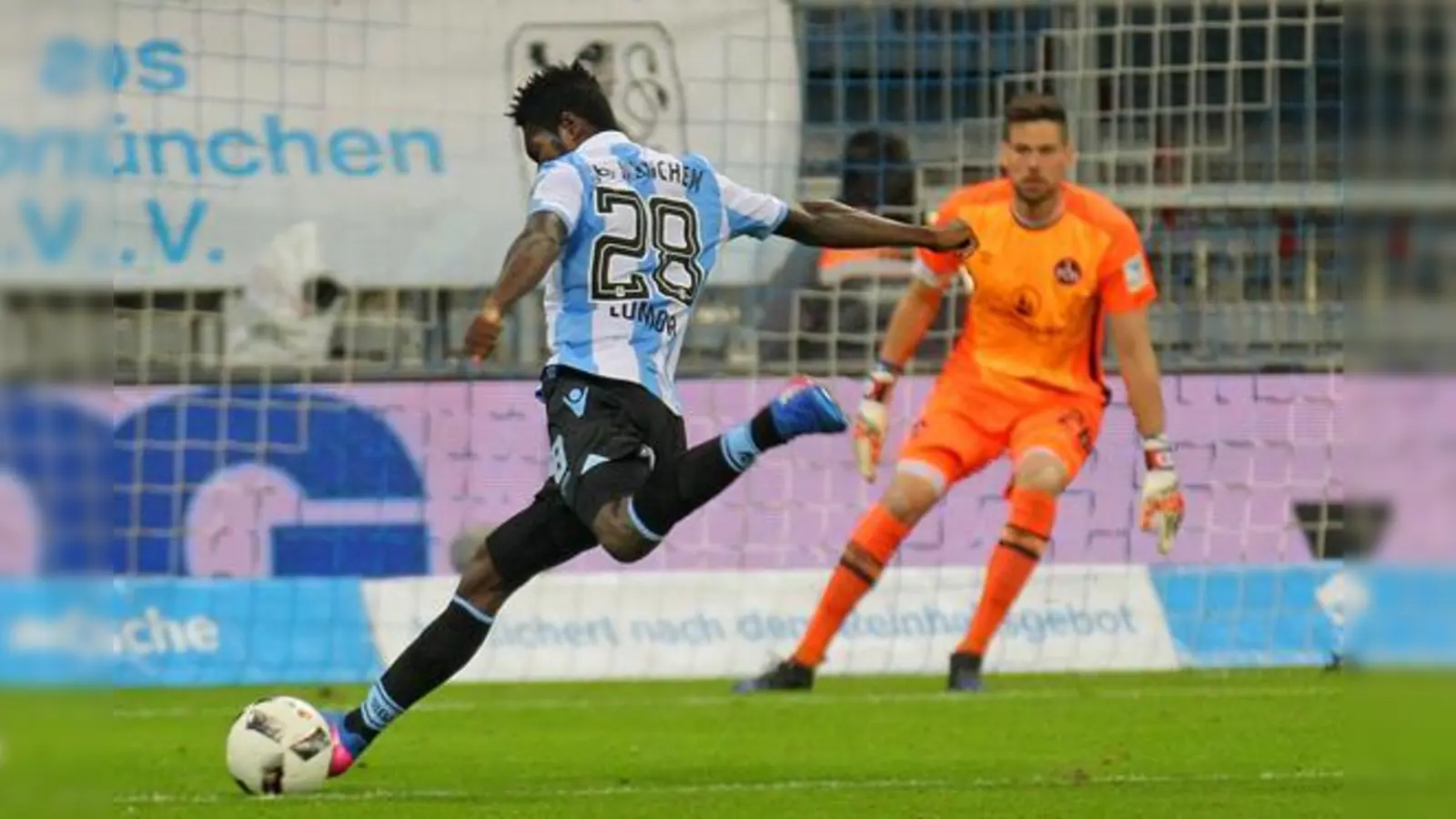 Torpremiere im Trikot des TSV 1860 München: Lumor Agbenyenu vor dem 2:0.  (Foto: Anne Wild)