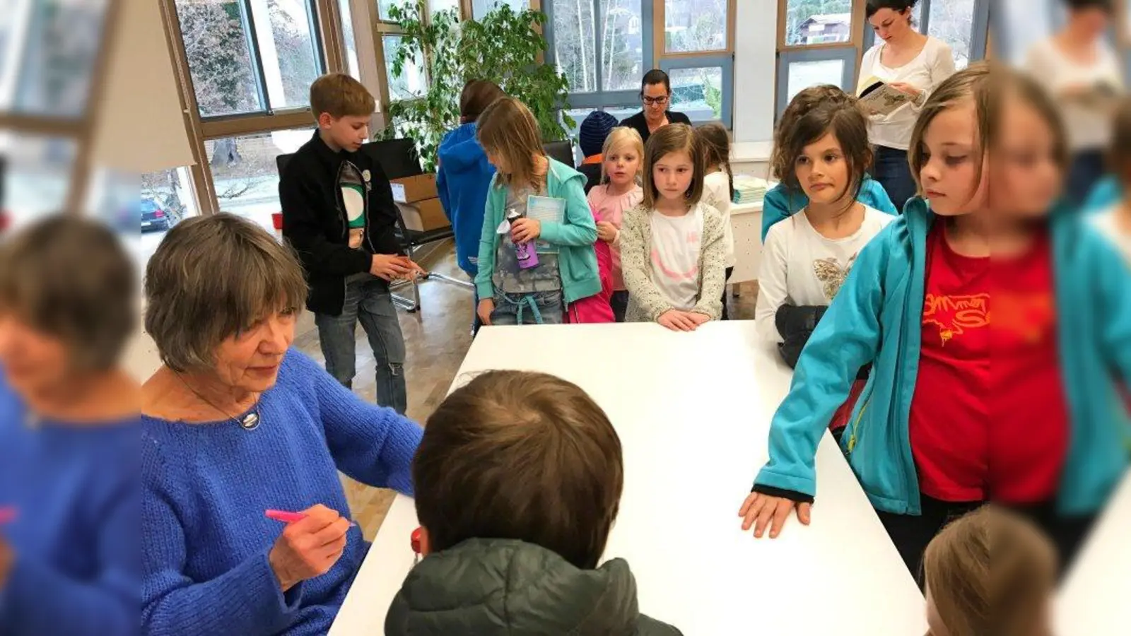 Gudrun Mebs gab den Kindern einen Einblick in ihren Arbeitsalltag als Schriftstellerin und las aus ihren Werken vor. (Foto: Gemeindebücherei Wörthsee)