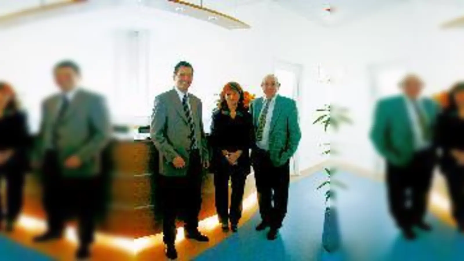 Dr.med. Th. Lehnert, neuer Vorstand B. Seemüller, und bisheriger Vorstand E. Stienen (v. li. n. re.)	 (Foto: pt)