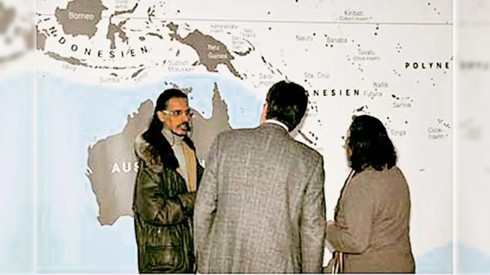 Sheikh Bin Ali Al-Thani (l.) in der Ozeanien-Ausstellung. 	 (Foto: Museum)