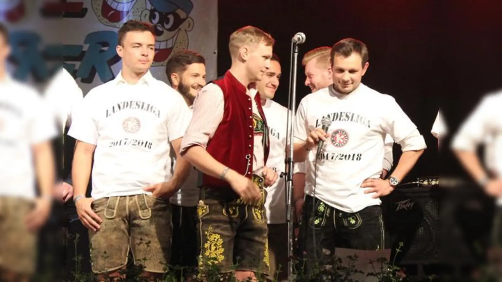Moderator Valentin Scharpf (Mitte) beim Befragen von Teamrückkehrer Florian Engel (rechts) und links stehend Top-Torschütze Raphael Kaefer.	 (Fotos: smg)