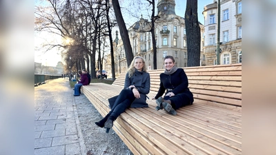 Baureferentin Dr.-Ing. Jeanne-Marie Ehbauer (r.) und Andrea Stadler-Bachmaier, Vorsitzende des Bezirksausschusses Altstadt-Lehel, haben bereits auf einem der neuen Sitzmöbel an der Isar Platz genommen. (Foto: Baureferat)