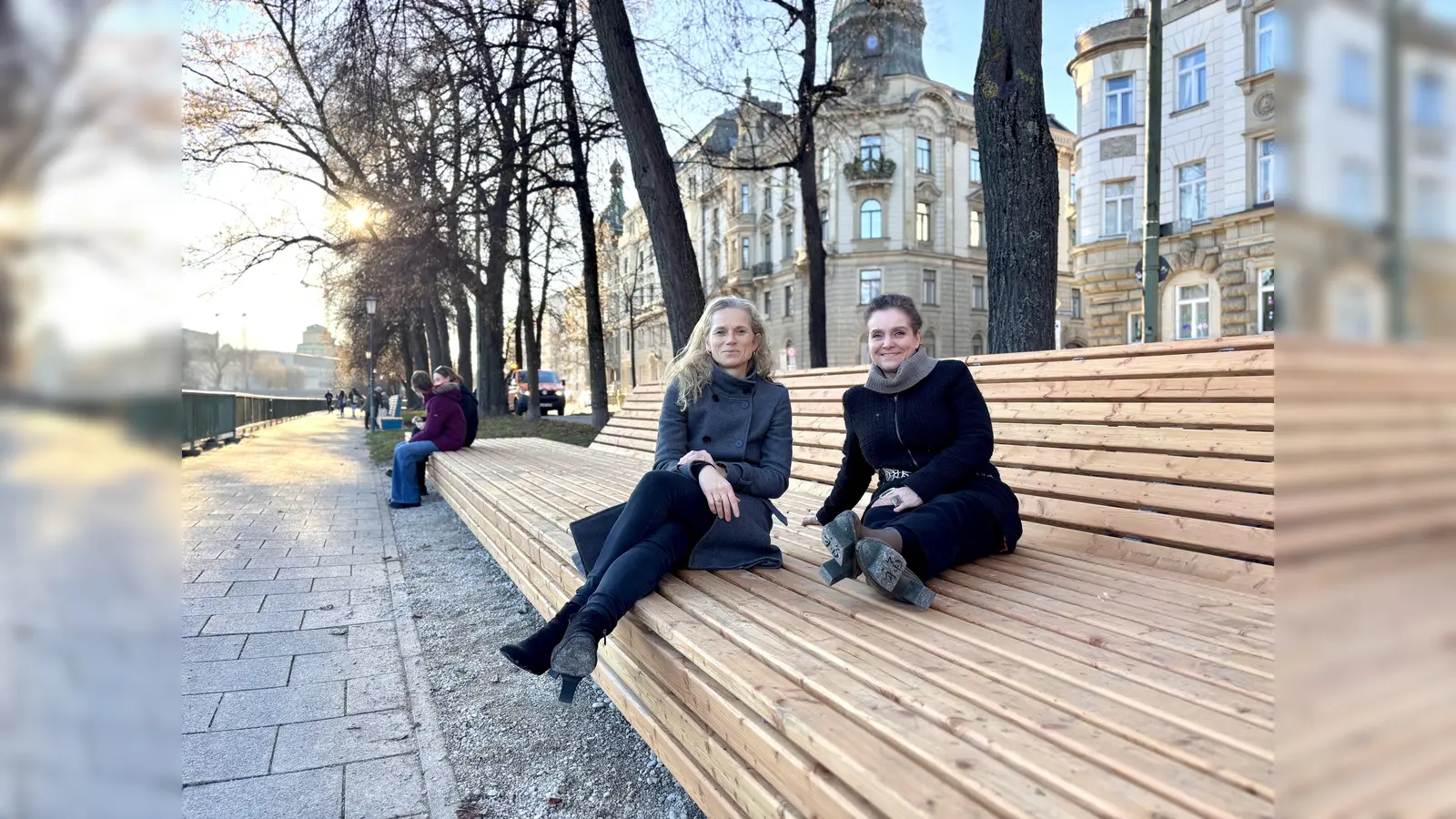 Baureferentin Dr.-Ing. Jeanne-Marie Ehbauer (r.) und Andrea Stadler-Bachmaier, Vorsitzende des Bezirksausschusses Altstadt-Lehel, haben bereits auf einem der neuen Sitzmöbel an der Isar Platz genommen. (Foto: Baureferat)