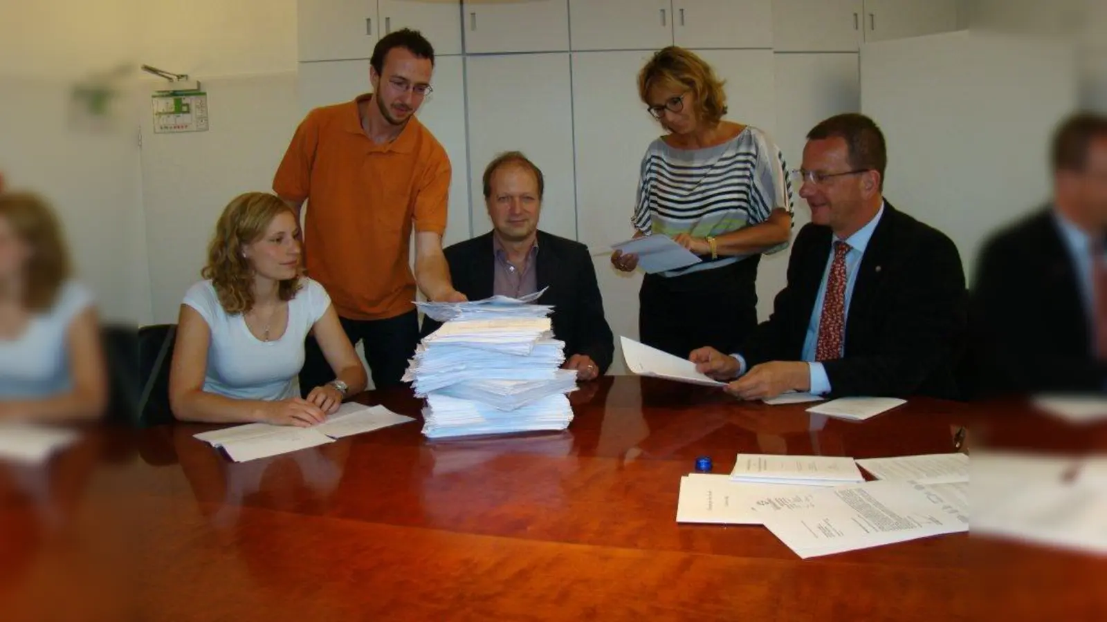 Hannah Otterbach, Thomas Maierhofer und Helmut Küchenhoff (v.l.) stellten die statistischen Auswertungen im Rathaus Luise Giljohann und Oberbürgermeister Andreas Haas vor. (Foto: pst)