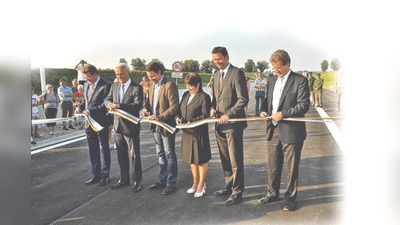 Marcel Huber, Peter Ramsauer, Andreas Scheuer, Cornelia Vogelfänger, Stephan Mayer und Paul Lichtenwald (v.l.) geben symbolisch den Weg frei.	 (Foto: S. Föll)