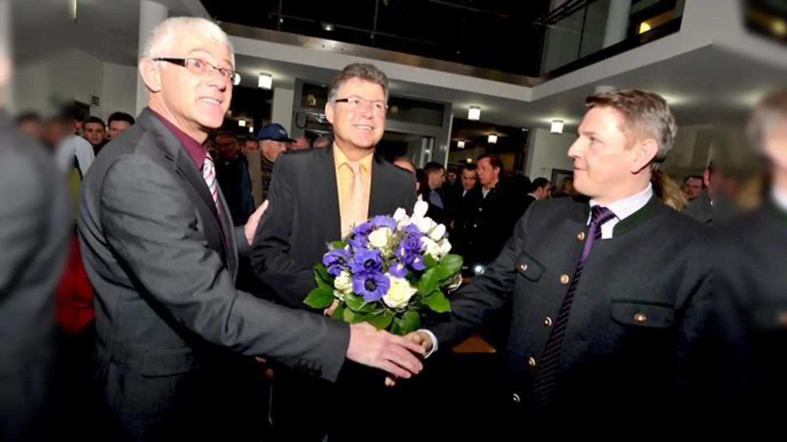 Der strahlende Sieger in der Mitte: Bürgermeister ist und bleibt Edwin Klostermeier, ihm gratulierten Josef Kellermeier (l.) und Eduard Boger (r.)	 (Foto: Schunk)