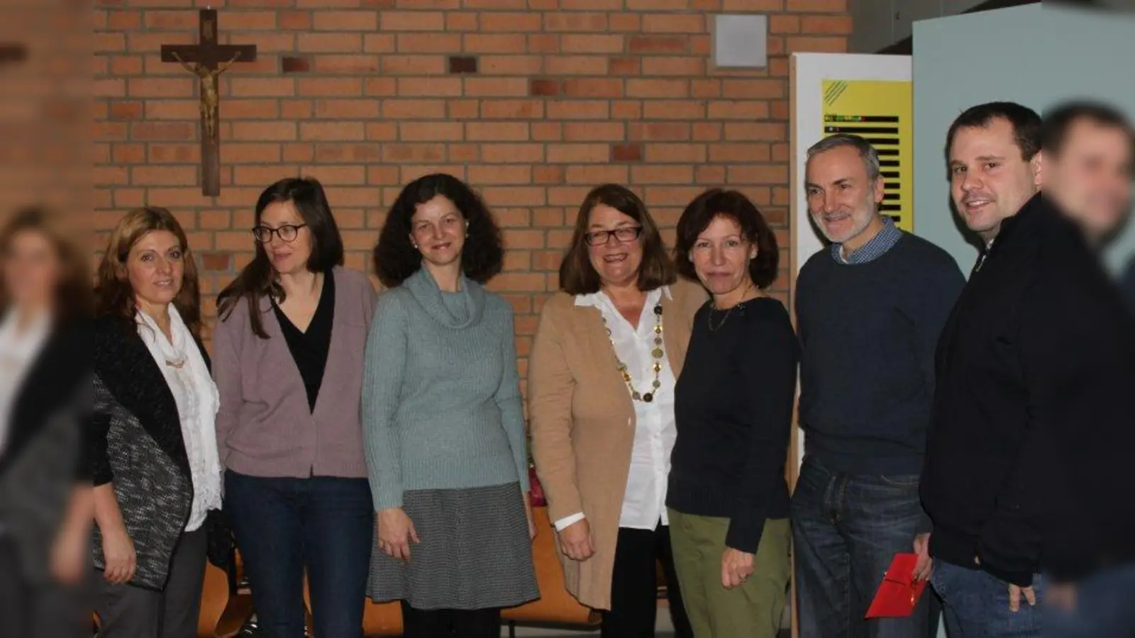 Gemeinsam wurde im Pfarrheim St. Ulrich gefeiert (von links): Betreuerin Gzime Krasniqi, Vereinsvorstandsmitglieder Bettina Conrad und Christine Apfelbeck, Christine von Sprenger, Rektorin der Grundschule an der Fürstenrieder Straße, Ulrike Koller, KiTa-Verbundpflegerin im Pfarrverband Laim, Diakon Christian Spahn und Christian Babel, Vorsitzender des Pfarrgemeinderats St. Ulrich. (Foto: pi)