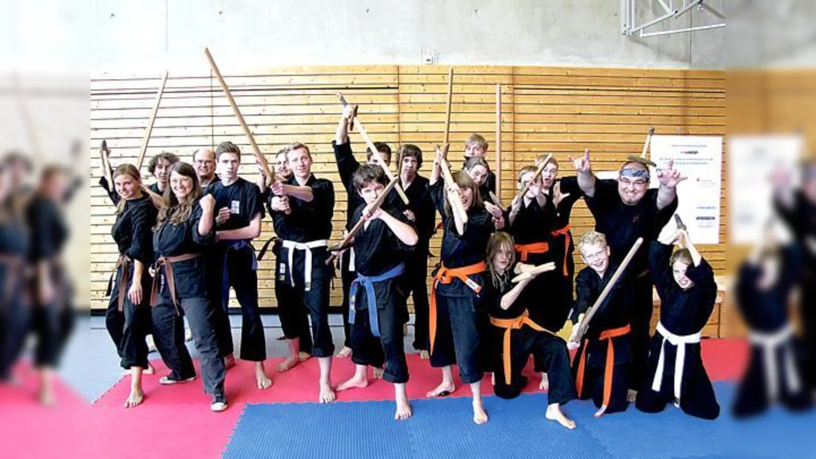 Sinaida Heckmaier, neue Abteilungsleiterin (dritte v. l.) und Alexander Mai, neuer stellvertretender ­Abteilungsleiter (zweiter v. r.) in mitten einiger Schwertkampfschüler des TSV.	 (Foto: VA)