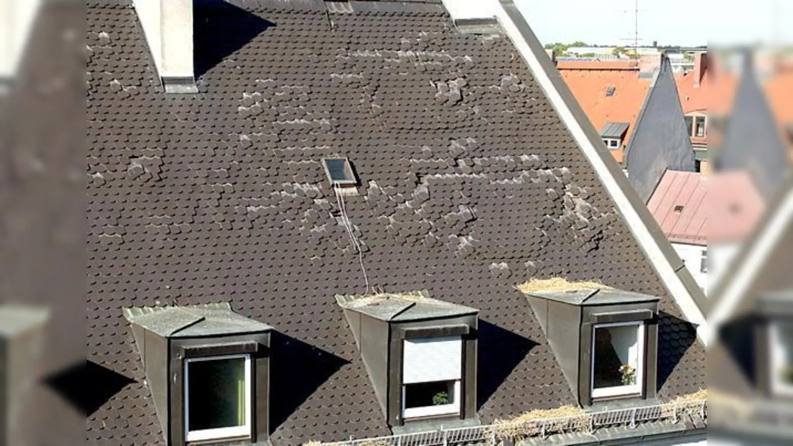 In der Nachbarschaft des Fundortes hatten sich Dachziegel durch die Wucht der Bombe gelöst.  (Foto: ek)