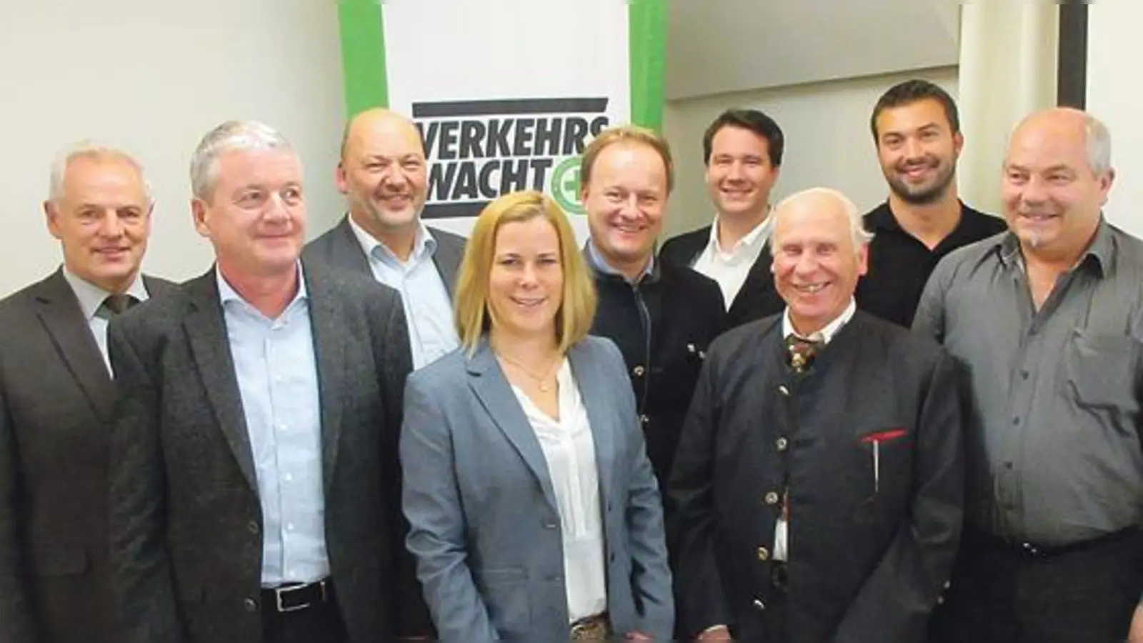 Der neugewählte Vorstand (v.l): Peter Starnecker, Gerhard Eberl, Martin Schedo, Anne Brooks, Landrat und Schirmherr Robert Niedergesäß, Florian Metzel, Reinhold  Reith, Bernhard Schweida und Harry Weinmann. 	 (Foto: Otto Hartl)