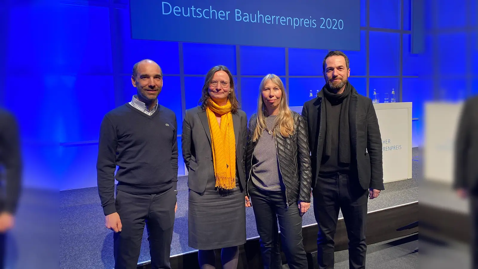 Von links: Architekt Marcus Sirl, Dr. Doris Zoller, GEWOFAG-Projektleiterin Diana Patzak und Architekt Robert Neuberger bei der Preisverleihung. (Foto: GEWOFAG)