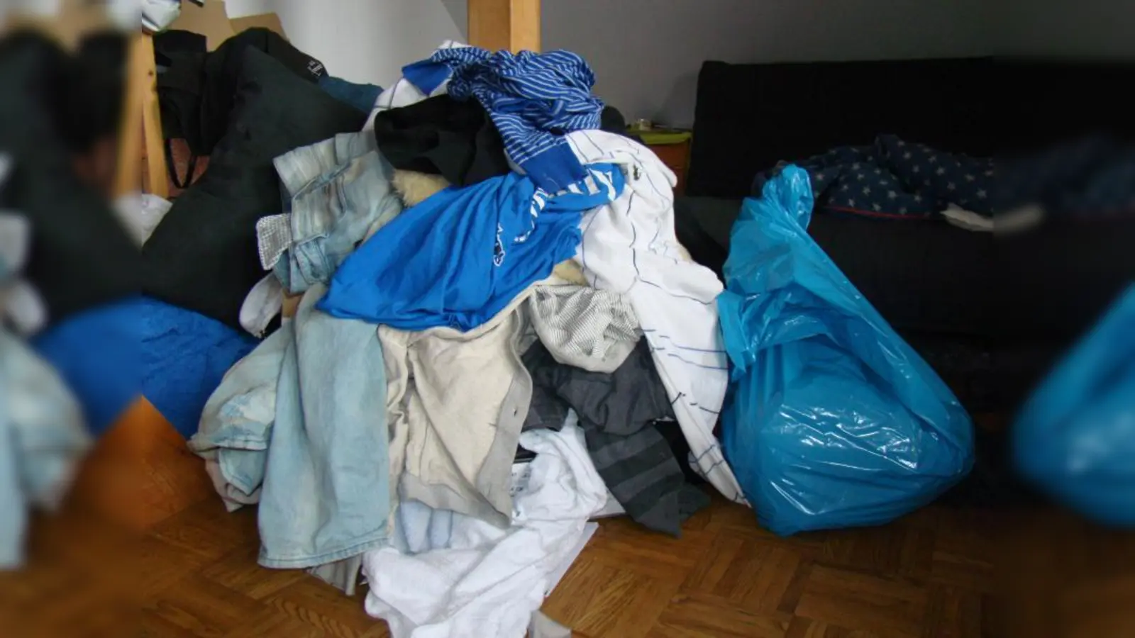 Das BRK Dachau sucht ehrenamtliche Helfer, die Kleidung sortieren und an Flüchtlinge ausgeben. (Foto: pst)