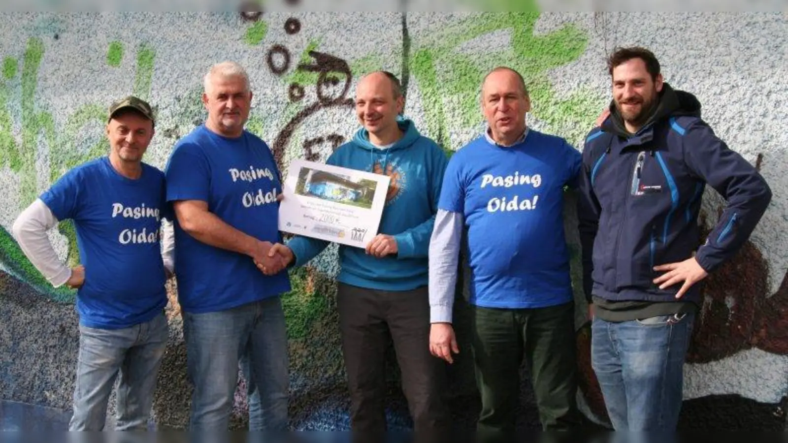 Die Ehemaligenparty im aqu@rium brachte 2.000 Euro Spenden ein. Jens Krumpholz, Gerhard Augustin, Jiri Kadlec vom aqu@rium, Christian Kruppa und Max Luger vom aqu@rium (v.l.) bei der Scheckübergabe. (Foto: Jiri Kadlec)