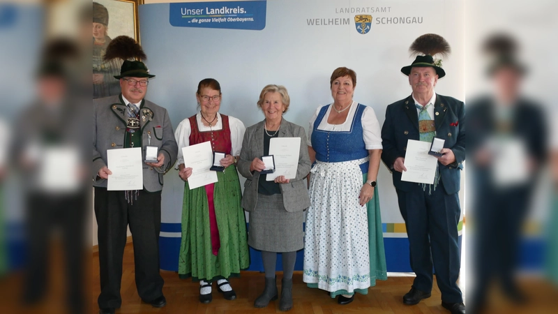 Große Freude über die Ehrung (von links): Franz Tafertshofer, Marianne Tafertshofer, Marianne Bußjäger, Landrätin Andrea Jochner-Weiß und Rudolf Ottl. (Foto: Landratsamt)