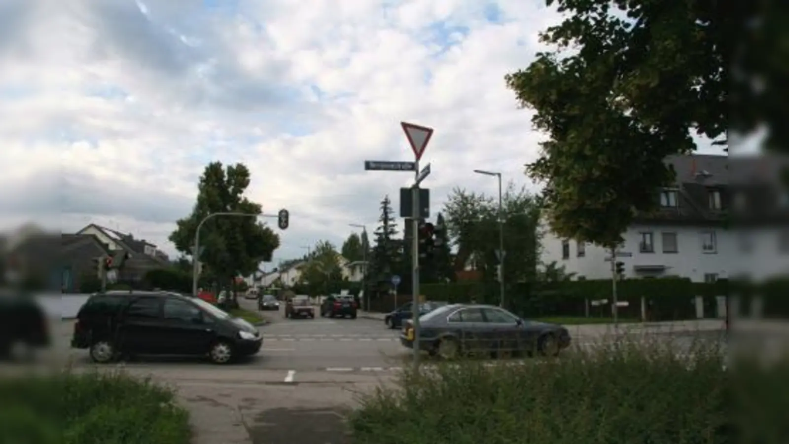 Hier fordert der BA weiterhin Tempo 30. Das KVR lehnte diesen Wunsch bereits ab mit der Begründung, dass die Lärmbelastung nicht hoch genug sei und die Alte Allee als wichtige Verbindungsstraße zügig durchfahren werden muss. (Foto: US)