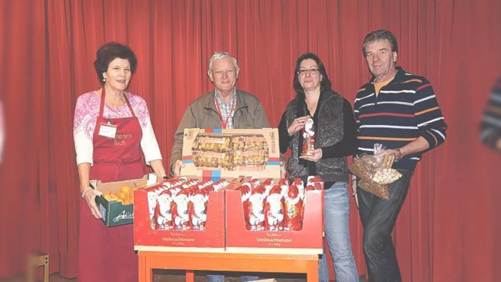 Elisabeth Kauffmann und Franz Rieger vom Hachinger Tisch freuen sich über das Engagement von Katharina und Jürgen Wollmann. 	 (Fotos: hw)