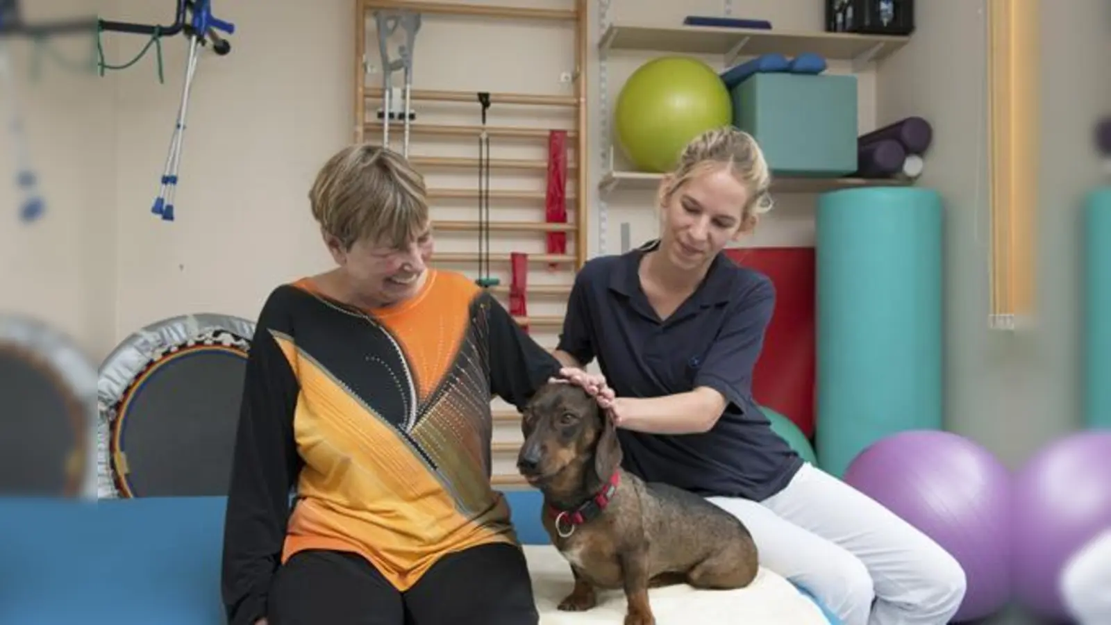 »Das ganze Team hier hat mich rundum hervorragend betreut und sich gekümmert. Auch Wastl ist ne Wucht  jeder kennt ihn«, freut sich Patientin Heike Brose nach zwei Wochen Komplexbehandlung nach einem Schlaganfall.	 (Foto: Städt. Klinikum Mü./Klaus Krischock)