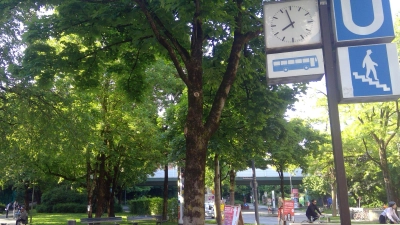 Mit U-Bahnen und Bussen ist der Kolumbusplatz ein wichtiger Verkehrsknotenpunkt für die Au und Untergiesing. Für einen Regionalzughalt in der Nähe macht sich jetzt die SDP/Volt-Fraktion im Münchner Stadtrat stark. (Foto: bas)