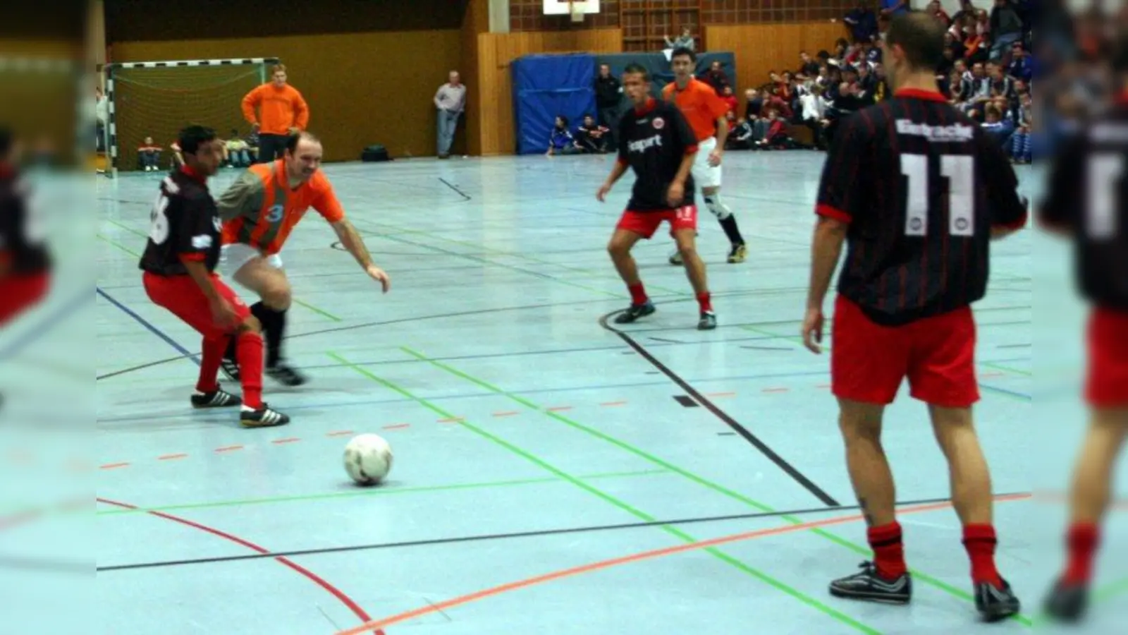 Beim Futsal gibt es Linien statt Banden. Gespielt wird mit einem sprungreduzierten Ball auf Handballtore. (Foto: Joerg Jakobs/wikipedia.org)