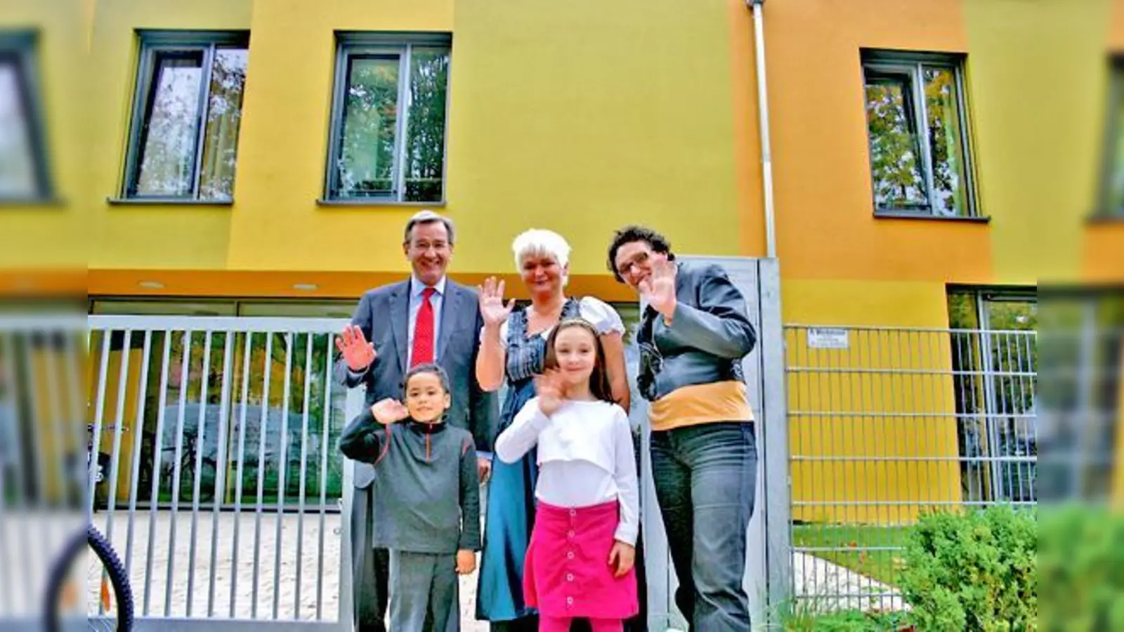 Fröhliche Gesichter bei der Einweihung (v. l.) Karl Hopfner, Kerstin Beug und Stadträtin Beatrix Zurek mit zwei der kleinen Hauptakteure. 	 (Foto: Hettich)