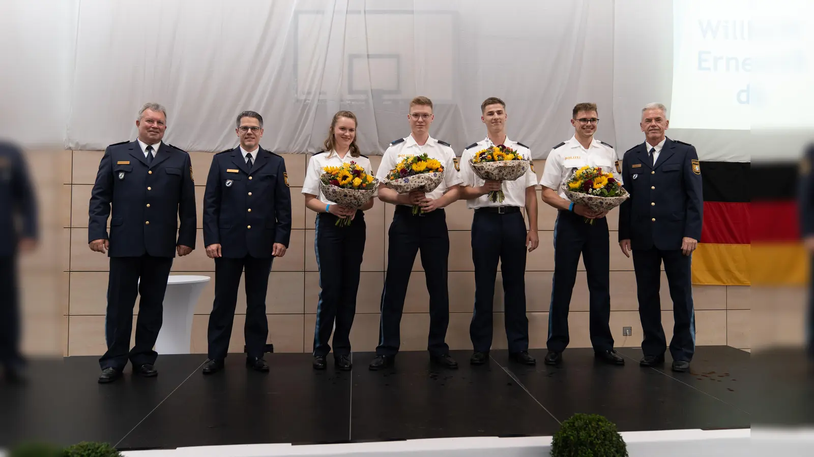 Bild mit den Seminarbesten v. l. n. r.: EPHK Assenbrunner, LPD Lachner, Franziska Hilscher, Fabian Miesbach, Christoph Rothmeier, Dominik Lotz und LPD Zeiler. (Foto: VI. Bereitschaftspolizeiabteilung Dachau)