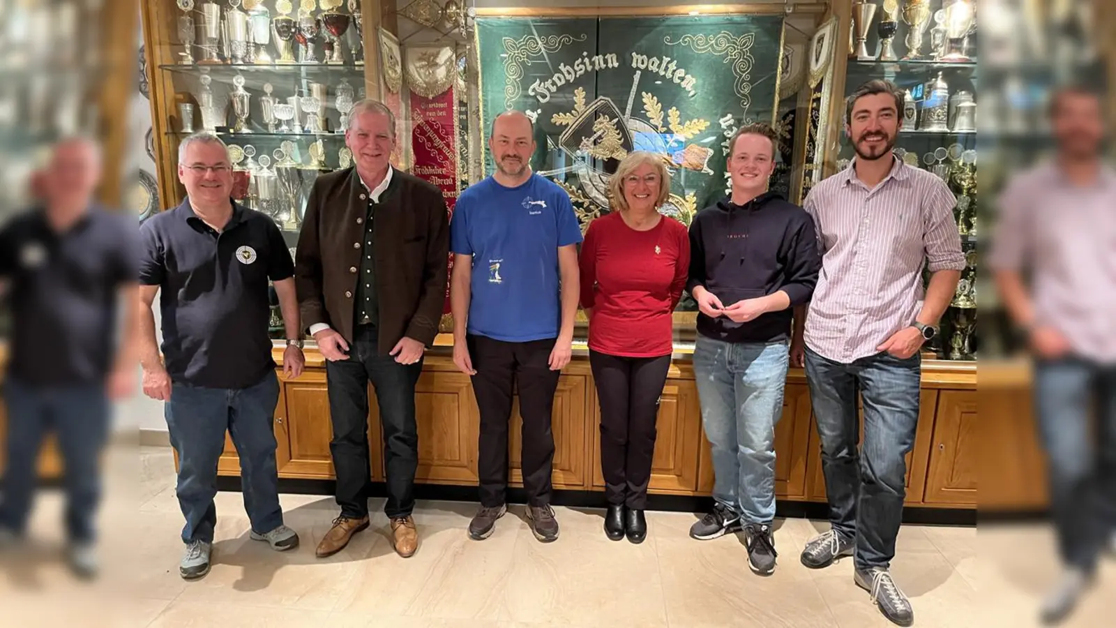 Die glücklichen Sieger der Vereinsmeisterschaft (v.l.) Udo Weiß, Wettkampfleiter; Dirk Matten, 2. Schützenmeister; Markus Beyer, Sieger Luftpistole mit und ohne Auflage; Karin Gstattenbauer, Siegerin Luftgewehr mit Auflage; Constantin Rosengarten, Sieger Luftgewehr ohne Auflage und 1. Sportleiter Stefan Schallmoser. (Foto: M. Feichtbauer)