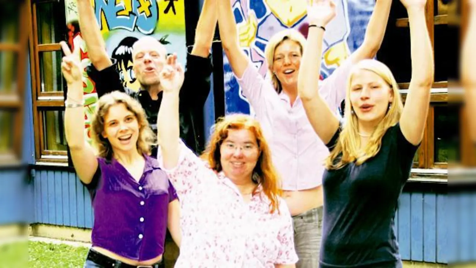 Das Pädagogenteam des Mooskito jubelte: Es feierte den 30. Geburtstag des Jugendtreffs. 	 (Foto: bm)