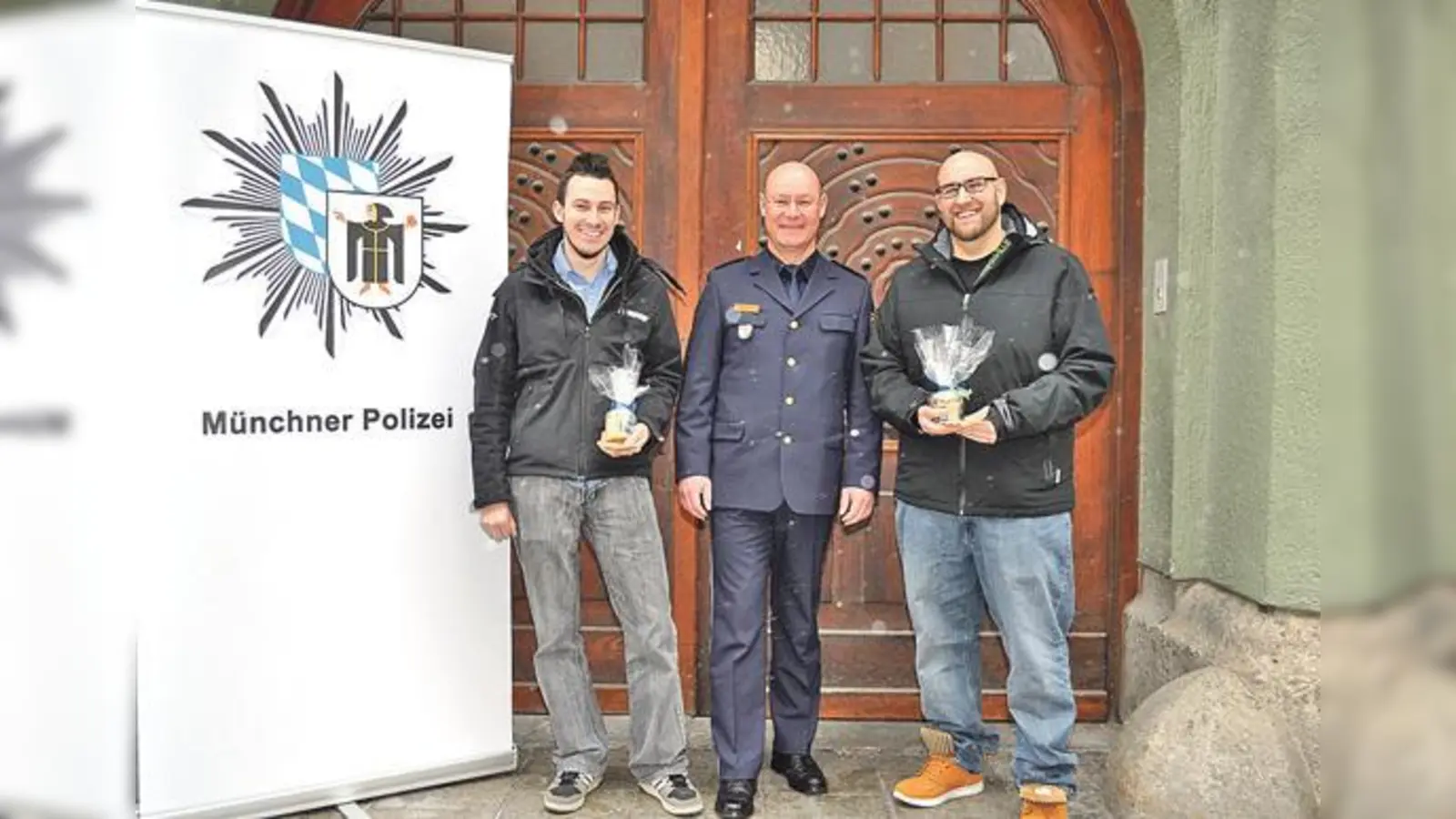 Dienststellenleiter Christian Wittstadt überreichte an Herrn Wick und an Herrn Vorbach ihre Prämien. 	 (Foto: PPMUE)