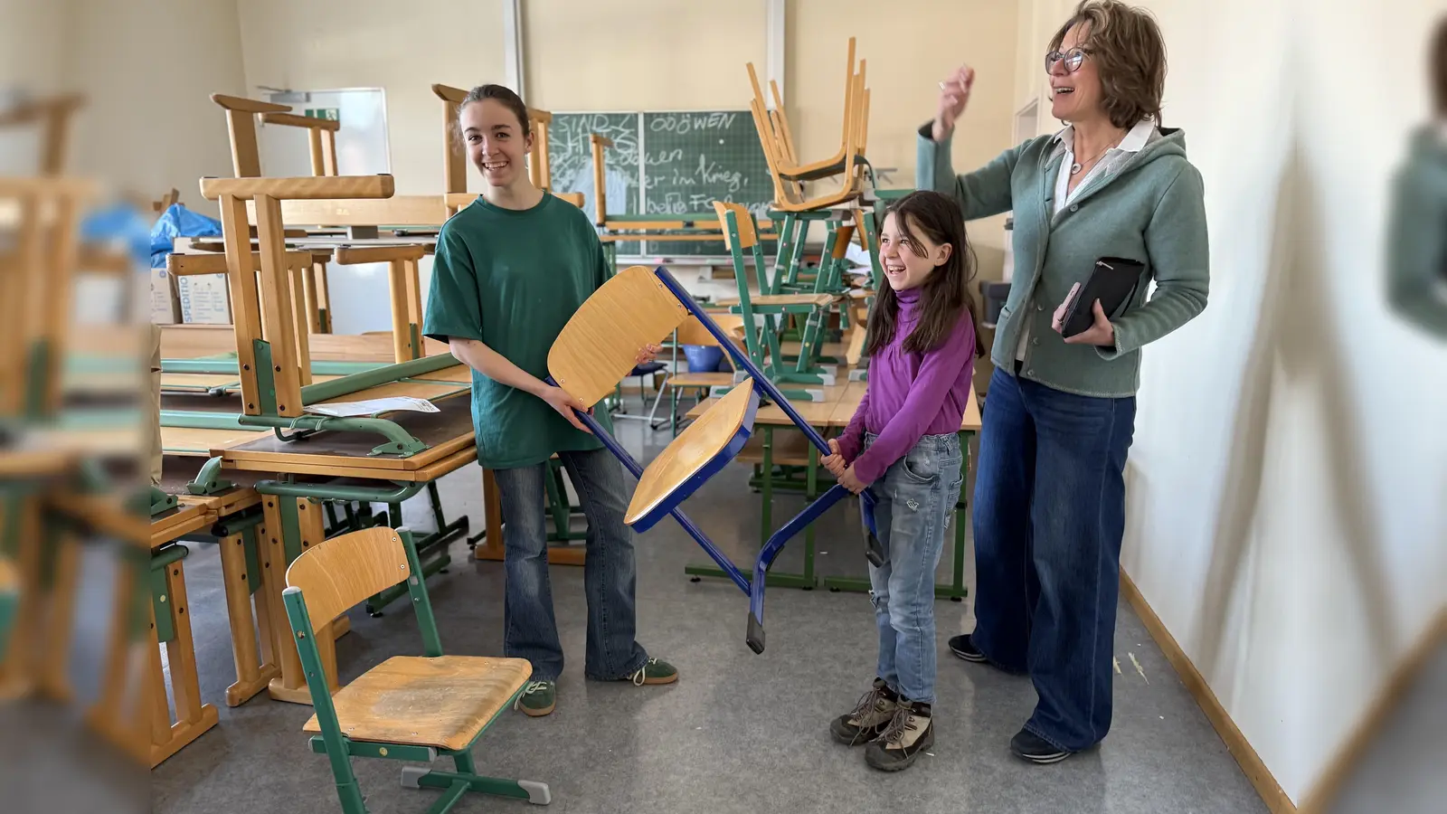 Schulleiterin Maria Streifinger ( hier mit zwei Schülerinnen) leitet den Verkauf von Bänken und Stühlen im Weßlinger Schulhaus.  (Foto: pst)