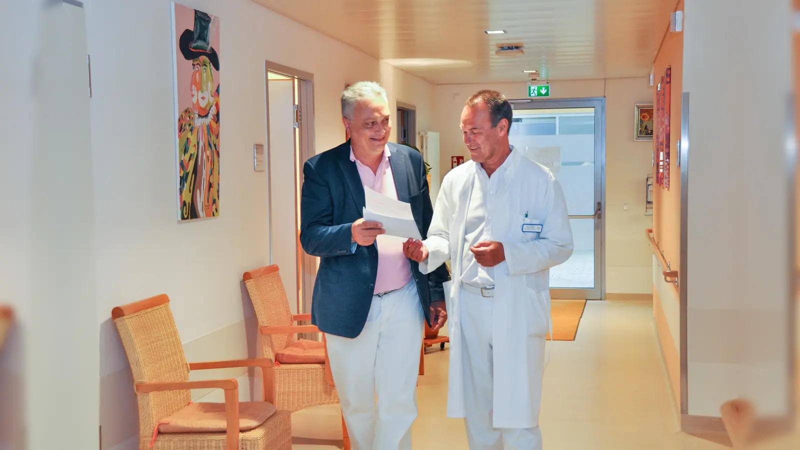 Der Neurochirurg Dr. Wolfgang Schneid (links) und Dr. Artur Klaiber, Chef der Unfallchirurgie und Orthopädie, besprechen gemeinsam die optimale Therapie für eine Wirbelsäulen-Erkrankung.  (Foto: Sybille Föll)