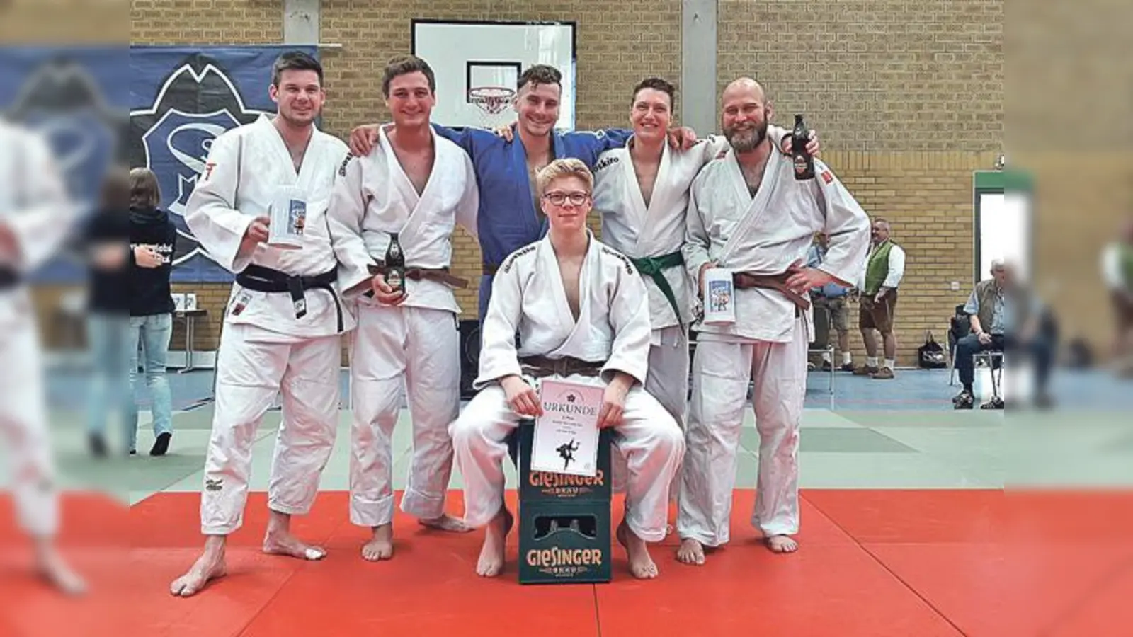 Satt Medaillen gibt es bei diesem Turnier einen mit Veranstaltungs-Logo bedruckten Steinkrug.	 (Foto: TSV Grafing)