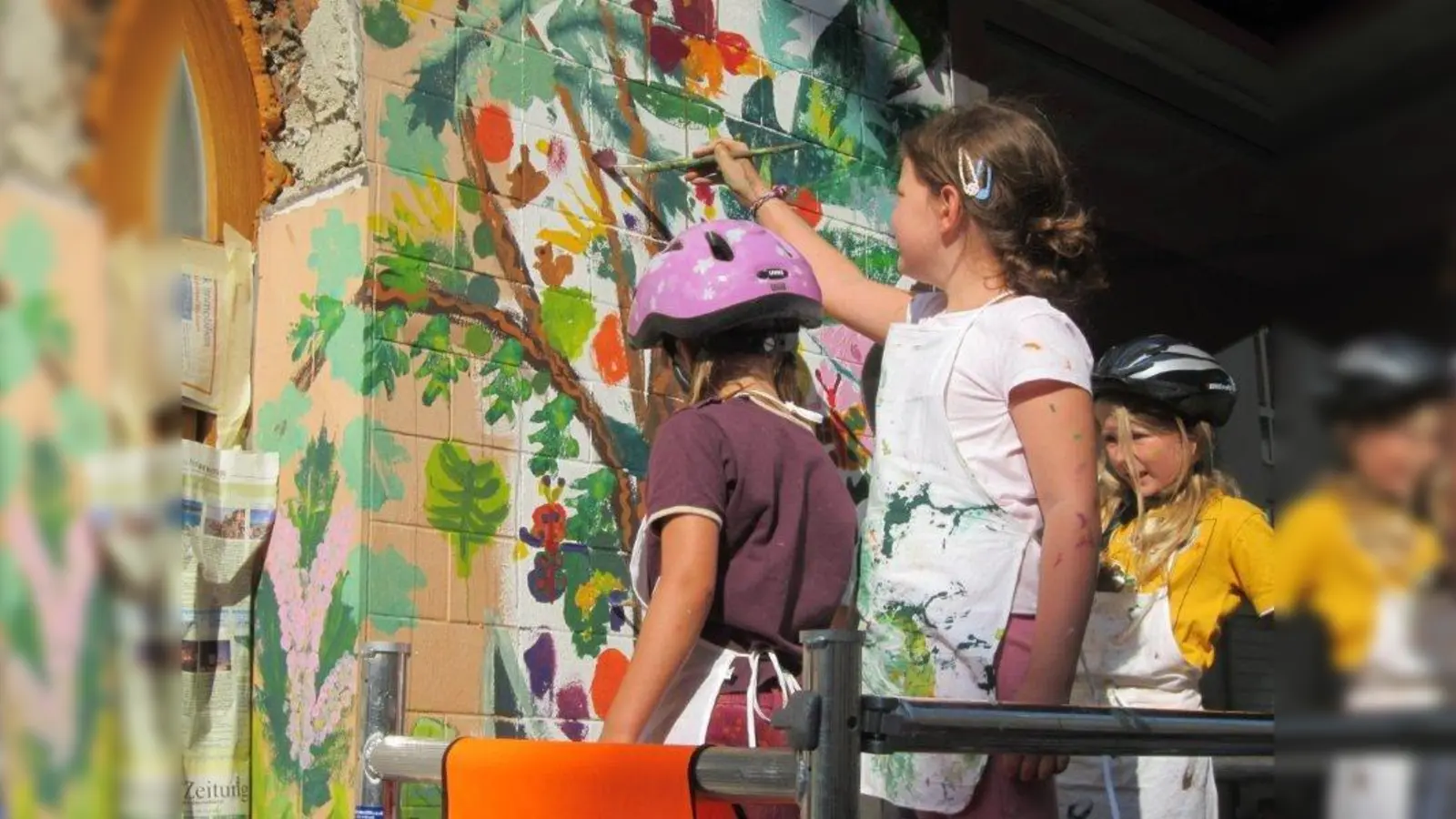 Das Kinderatelier PABLiTO hat seine Kompetenz zur Stadtteilverschönerung bereits im September 2012 unter Beweis gestellt: Damals verwandelte sich die Fassade eines Wohn- und Geschäftshauses in der Schwanthalerstraße in ein Dschungelpanorama. (Foto: pi)