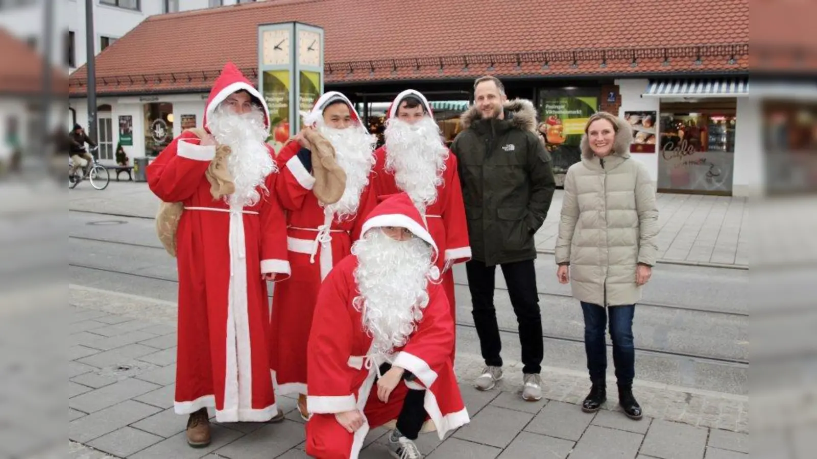 Dank großer Unterstützung der Einzelhändler und Marktleute in Pasing konnten die Weihnachtsmänner mit gut gefüllten Säcken losziehen und große und kleine Pasinger erfreuen. Stadtteilmanagerin Katrin Englert und der Vorstand des Gewerbevereins Aktives Pasing e.V., Martin Dürrfeld (v.r.) freuten sich darüber. (Foto: us)