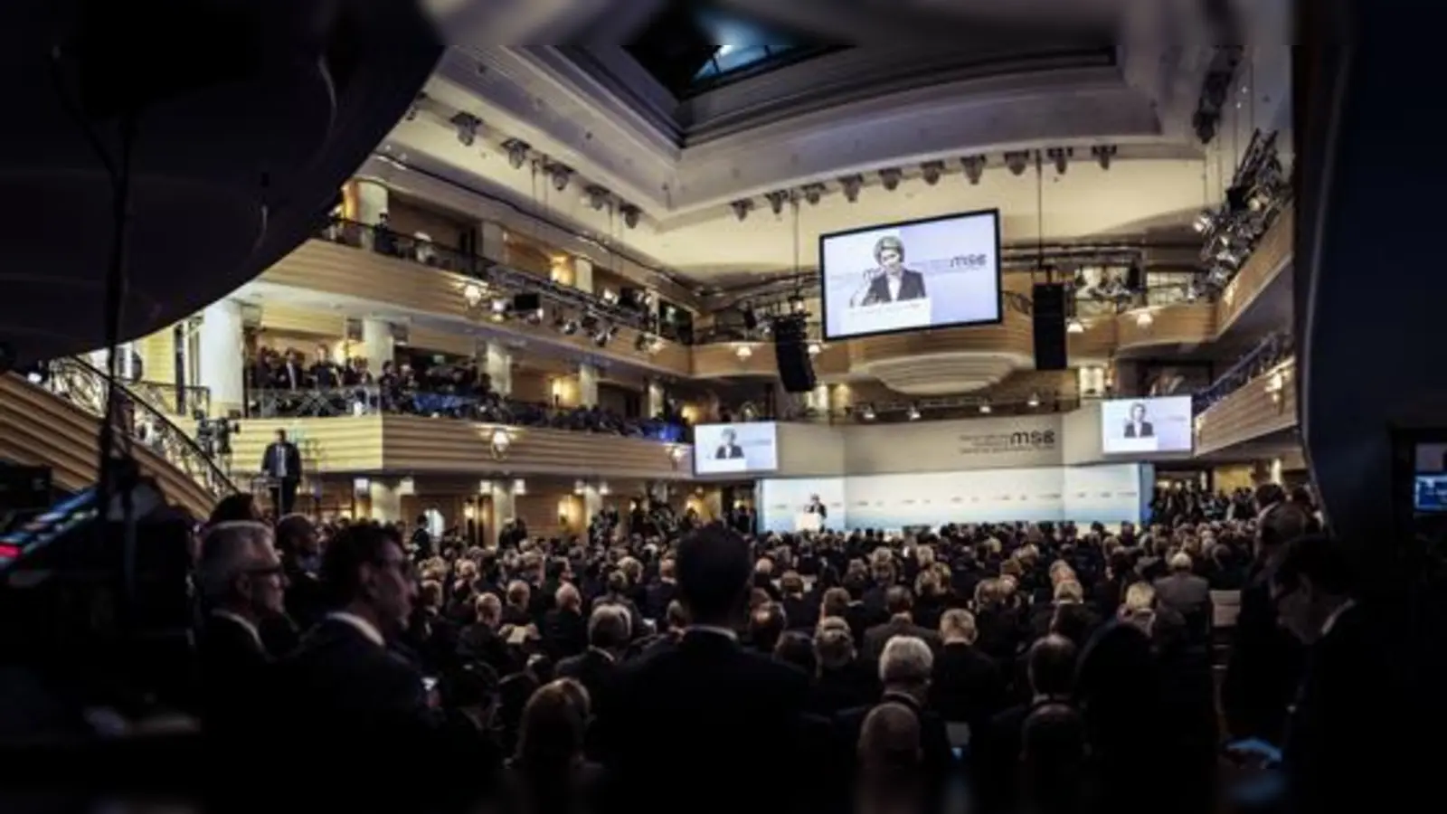 Draußen zieht der Demonstrationszug um das Tagungshotel, drinnen verhandeln die Strategen über die weltweite Sicherheitslage.	 (Foto: MSC/Kuhlmann)