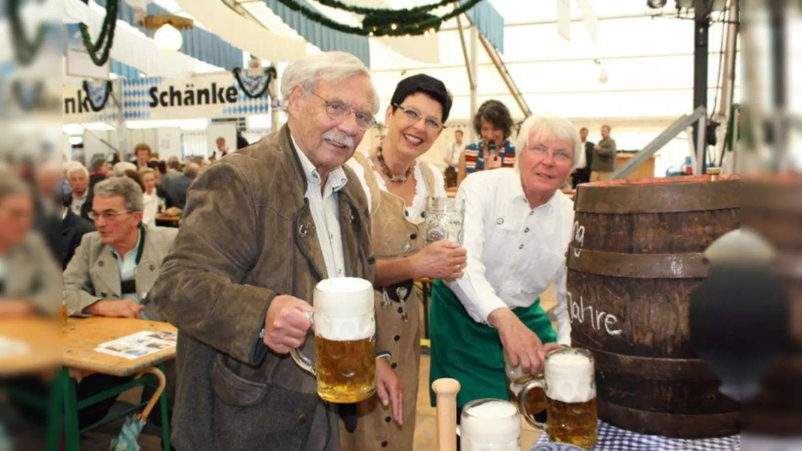 Das Anzapfen des Jubiläumsbiers übernahmen die Ehrenbürger Altbürgermeister Eberhard Reichert (r.) und dessen langjähriger Vize, Josef Schmid gemeinsam mit Sonja Maier, Sprecherin der Vereine. (Foto: US)