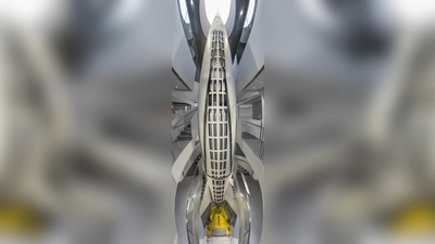 Die Ästhetik des Grauens. Die 14 Meter hohe Rakete „V2” aus dem Zweiten Weltkrieg steht im Treppenhaus in der Luft- und Raumfahrthalle des Deutschen Museums.  (Foto: Deutsches Museum, Hubert Czech )