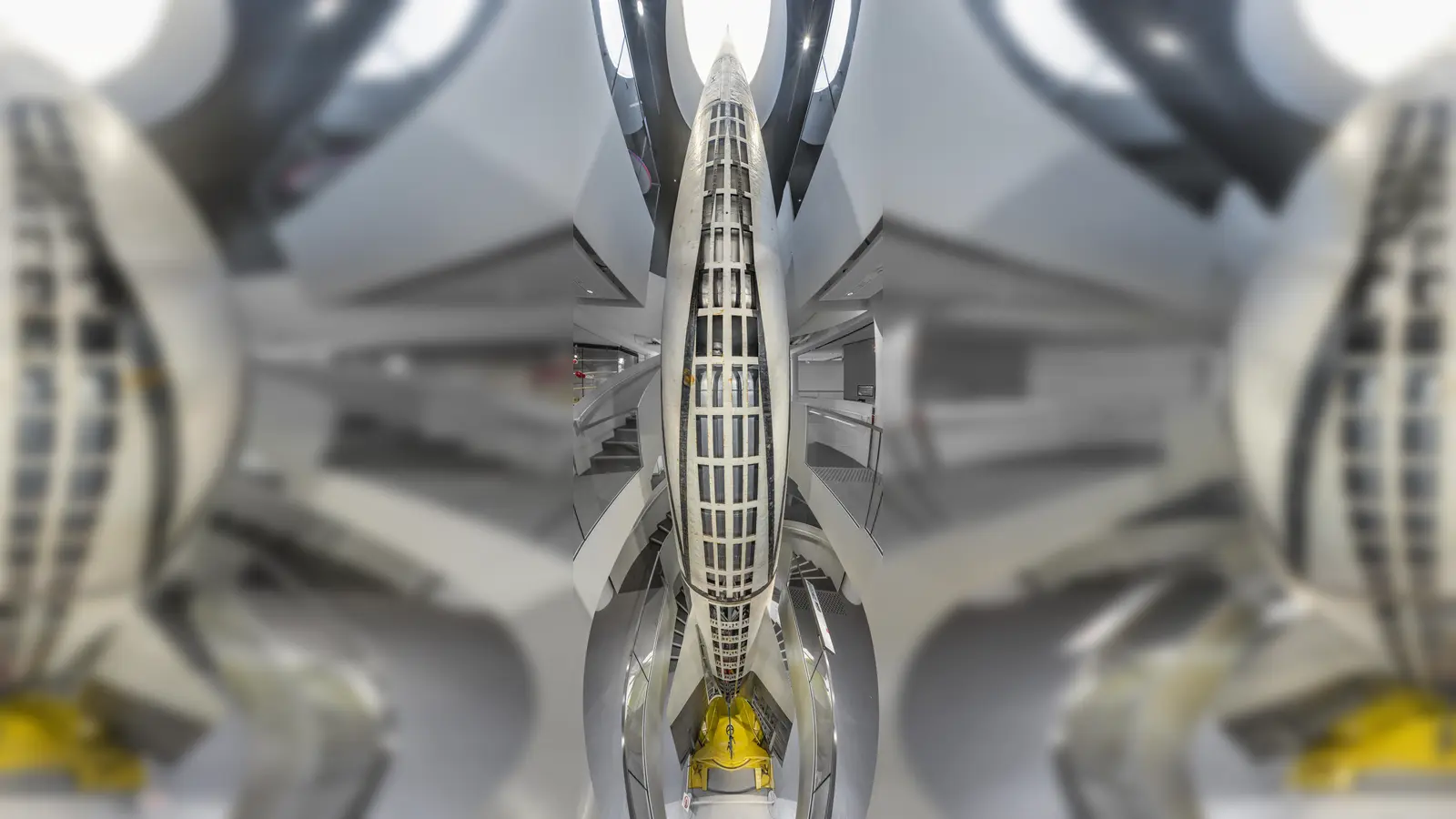 Die Ästhetik des Grauens. Die 14 Meter hohe Rakete „V2” aus dem Zweiten Weltkrieg steht im Treppenhaus in der Luft- und Raumfahrthalle des Deutschen Museums.  (Foto: Deutsches Museum, Hubert Czech )