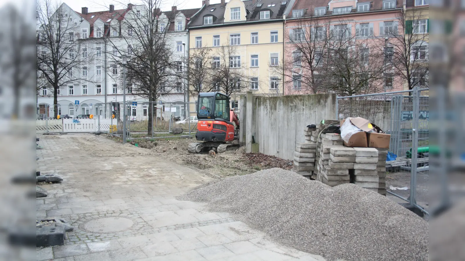 Direkt am Spielplatz Max-Hirschberg-Weg (rechts) wird die öffentliche Toilette gebaut. (Foto: job)