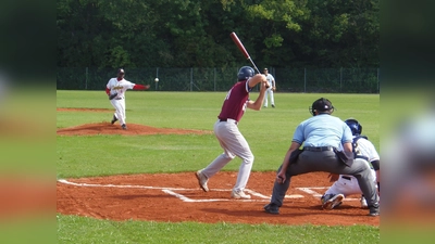 Caribes Werfer Esahu Tejada wirft den Ball zu einem Tübingen Hawks Schlagmann im ersten Spiel gegen Tübingen. Im Hintergrund schaut Innenverteidiger Jakob von Mosch gebannt zu. (Foto: Verein)