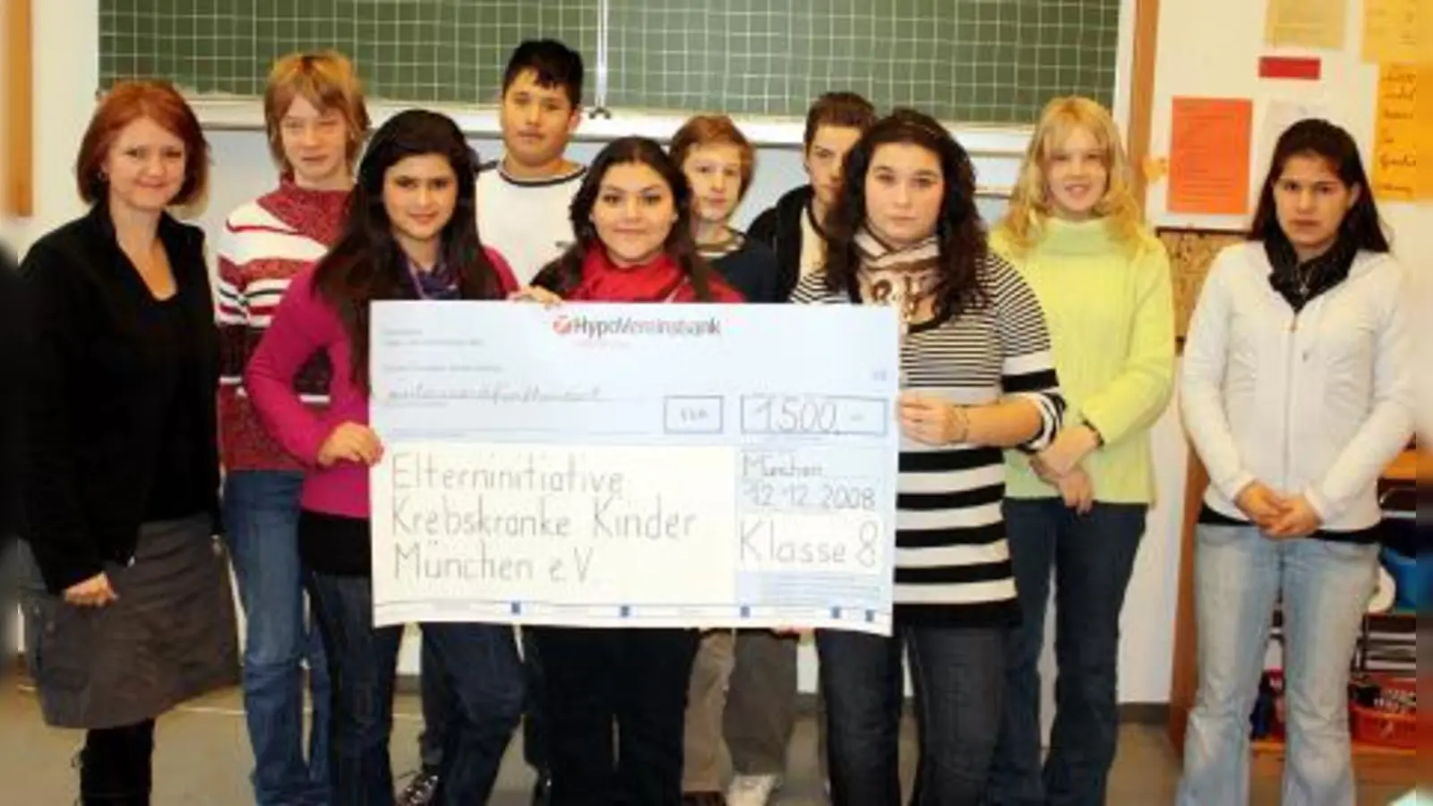 Gabi Ultes (links) und die Achtklässler brachten 1.500 Euro für krebskranke Kinder zusammen. Es sammelten: Asma, Mejrem, Elena, Franziska, Sandra, Michaela, Leon, Kevin, Marco und Daniel. (Foto: job)