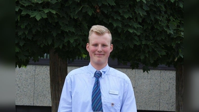 Pascal Staisch, 19 Jahre, Filiale Zielstattstraße, München: „Ich habe 2013 die Ausbildung bei ALDI SÜD angefangen. Dank meiner guten schulischen Leistungen hat ALDI SÜD mir erlaubt, die Ausbildung zum Kaufmann im Einzelhandel von drei auf zweieinhalb Jahre zu verkürzen. Im Februar hatte ich meine Abschlussprüfung, danach kam ich sofort ins Filialführungsnachwuchsprogramm. Das ist eine tolle Chance für mich, weil ich immer weiter dazu lerne. Wer bei ALDI SÜD engagiert arbeitet, dem stehen alle Türen offen. Im September werde ich jetzt die Ausbildung zum Handelsfachwirt anfangen.“ (Foto: sb)