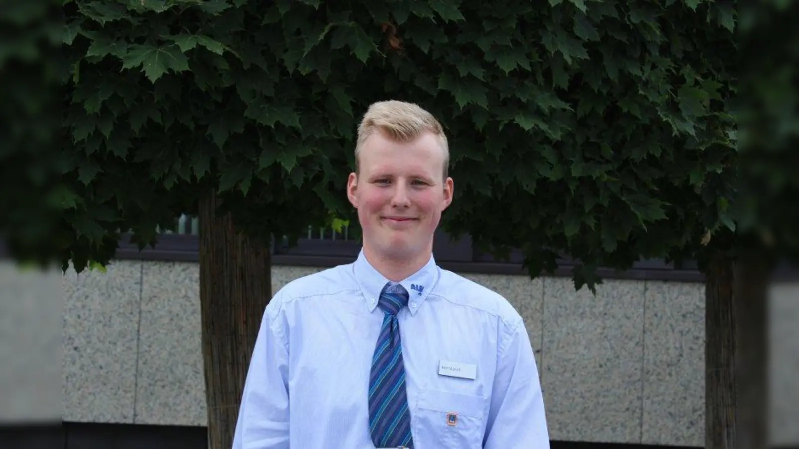 Pascal Staisch, 19 Jahre, Filiale Zielstattstraße, München: „Ich habe 2013 die Ausbildung bei ALDI SÜD angefangen. Dank meiner guten schulischen Leistungen hat ALDI SÜD mir erlaubt, die Ausbildung zum Kaufmann im Einzelhandel von drei auf zweieinhalb Jahre zu verkürzen. Im Februar hatte ich meine Abschlussprüfung, danach kam ich sofort ins Filialführungsnachwuchsprogramm. Das ist eine tolle Chance für mich, weil ich immer weiter dazu lerne. Wer bei ALDI SÜD engagiert arbeitet, dem stehen alle Türen offen. Im September werde ich jetzt die Ausbildung zum Handelsfachwirt anfangen.“ (Foto: sb)